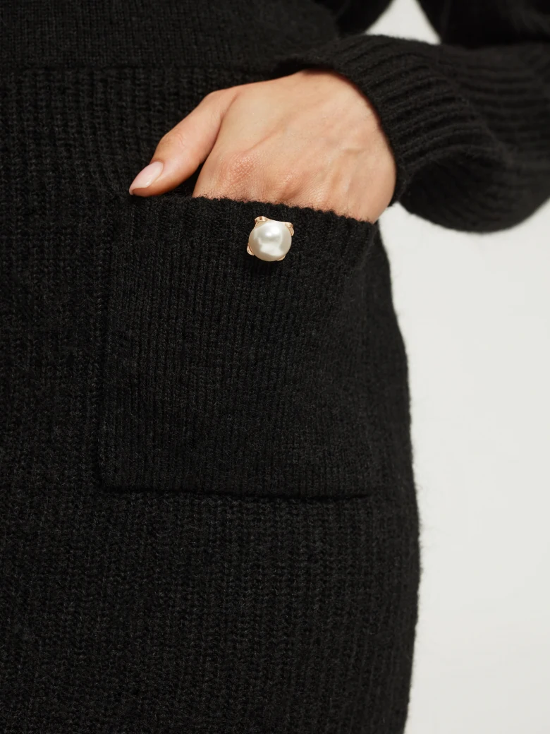 Black ribbed knit skirt