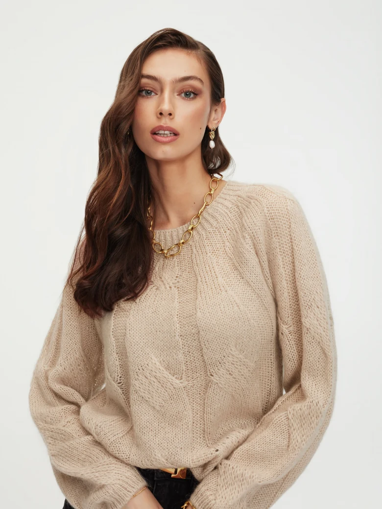 Moherowy sweter o pudrowym kolorze