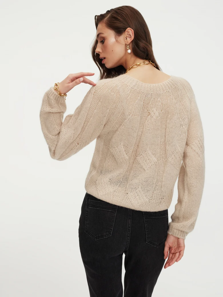 Moherowy sweter o pudrowym kolorze