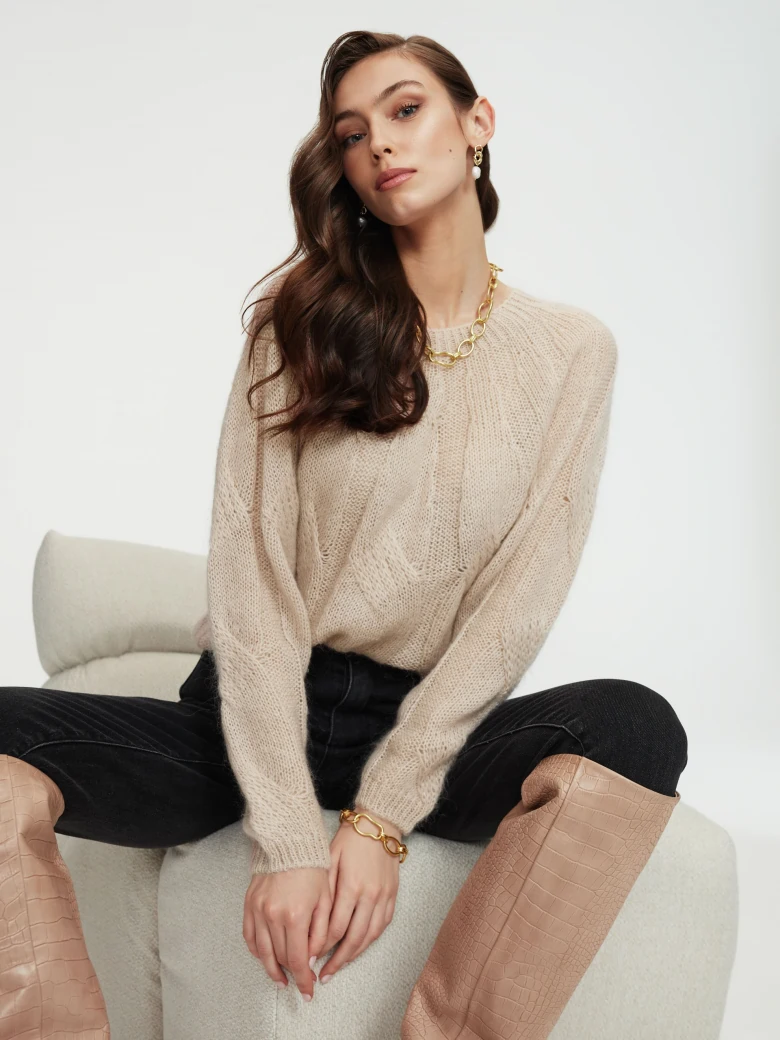 Moherowy sweter o pudrowym kolorze