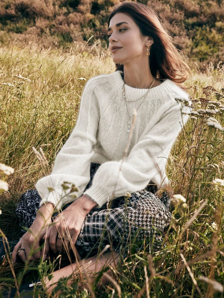 Biały sweter oversize