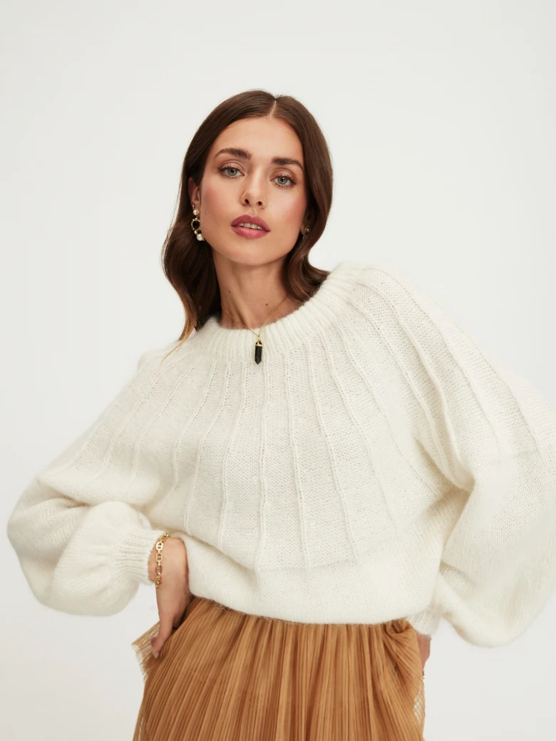 Biały sweter oversize