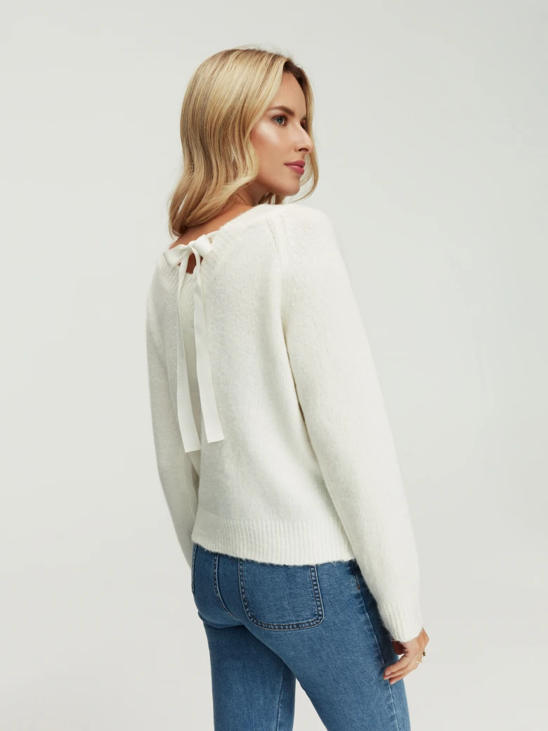 Bright sweater with v neckline