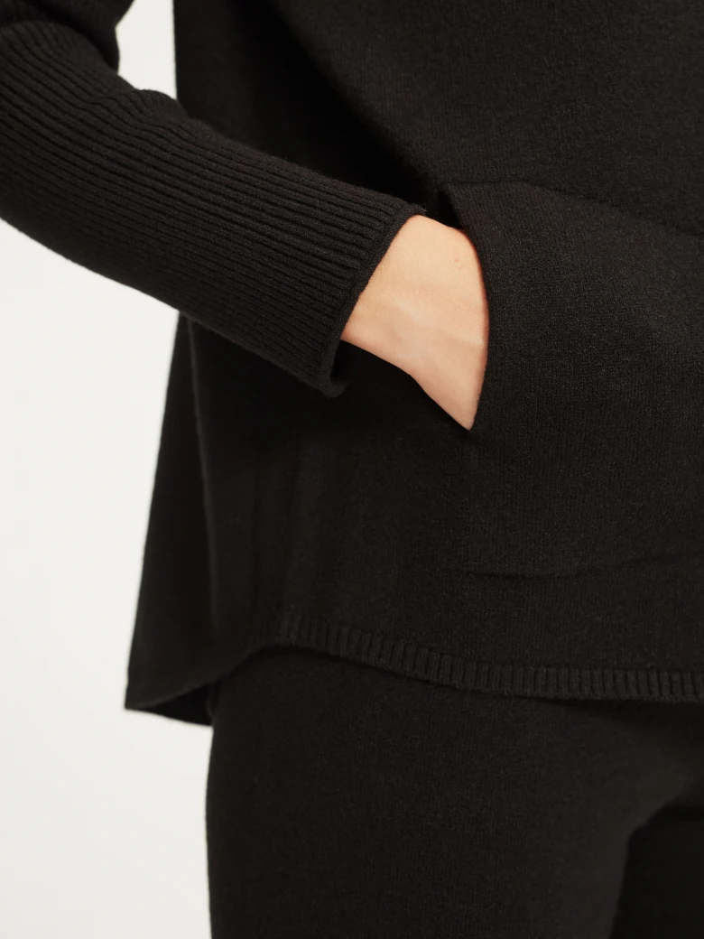 Czarny sweter oversize