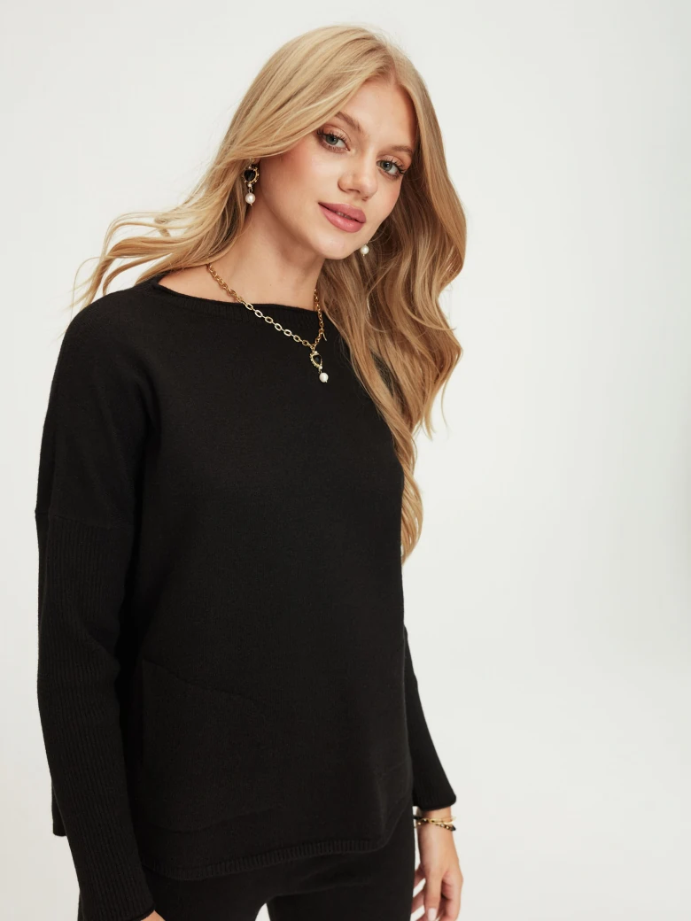 Czarny sweter oversize
