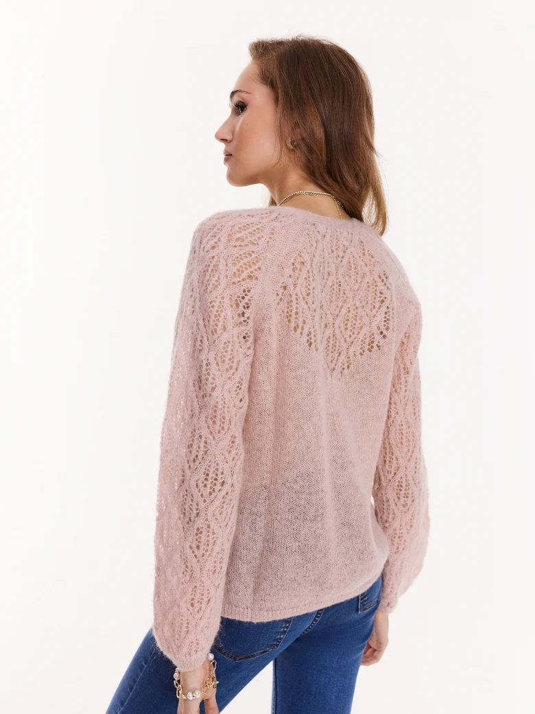 Różowy sweter z ażurowymi rękawami