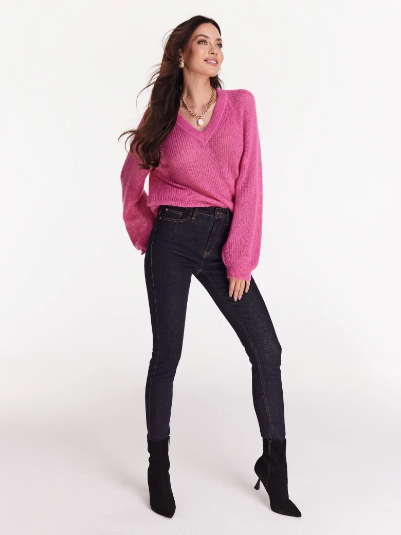 Różowy sweter oversize z dekoltem w serek