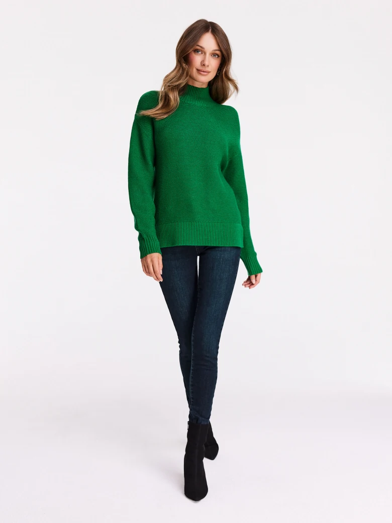 Sweter z golfem w nasyconym odcieniu zieleni