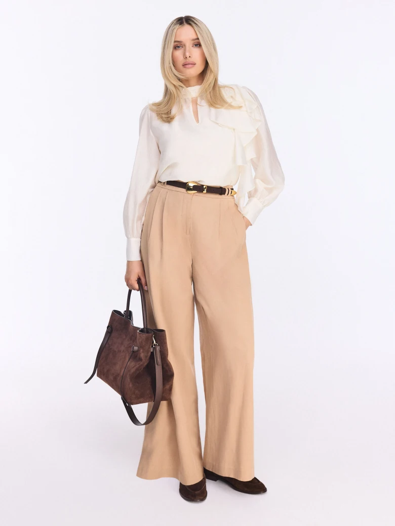 Shirt with jabot in écru color