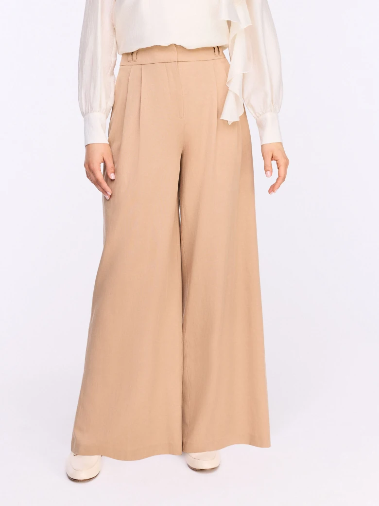 Caramel high-waisted pants with pleats