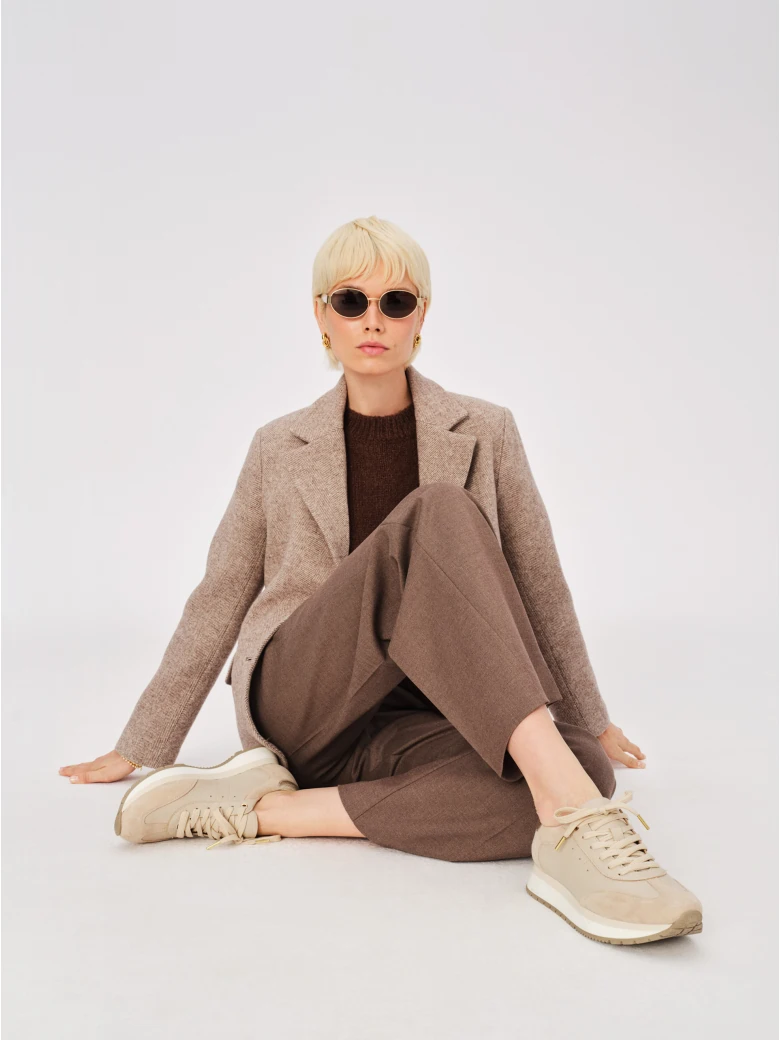 Elegant pants in a cool brown color