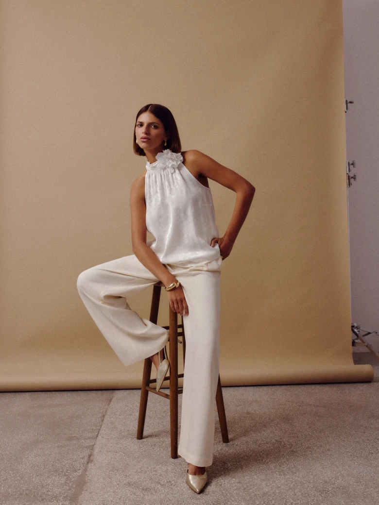 Elegant cream trousers with pleats
