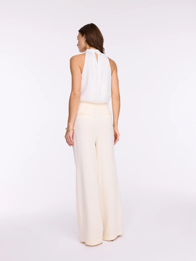 Elegant cream trousers with pleats