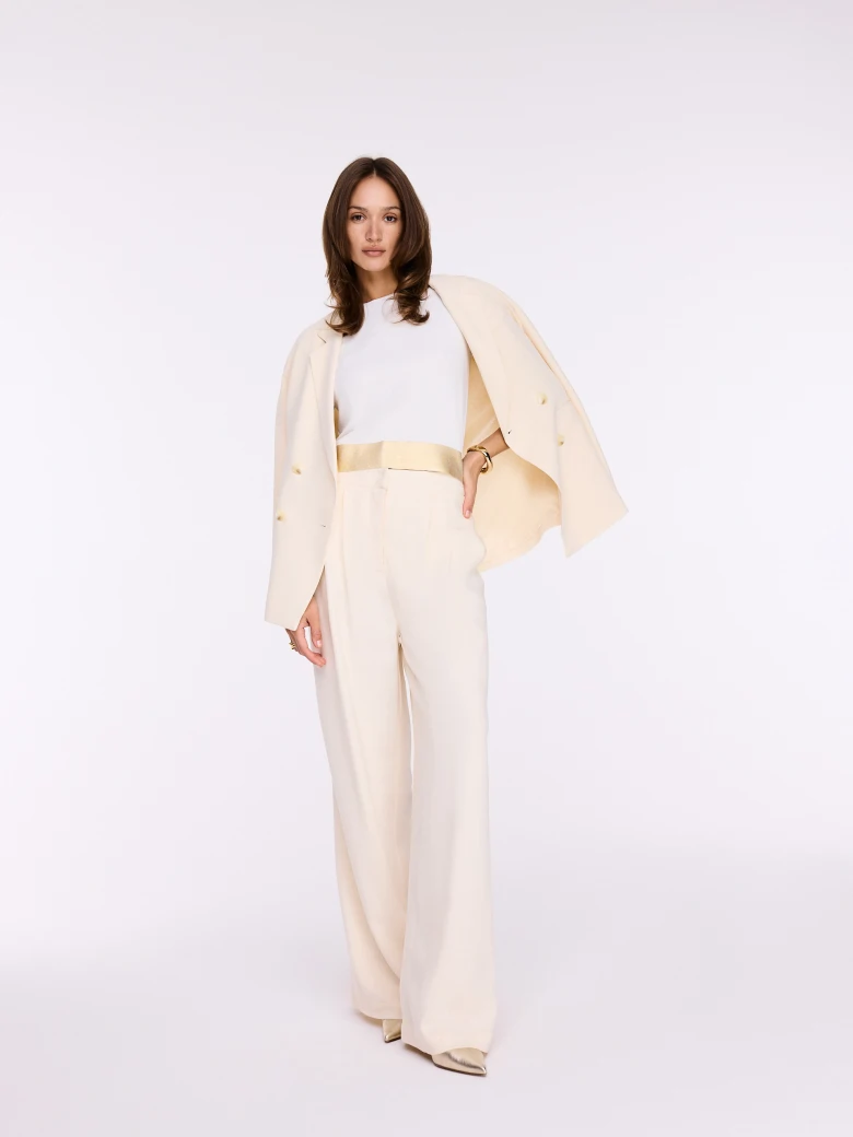 Elegant cream trousers with pleats