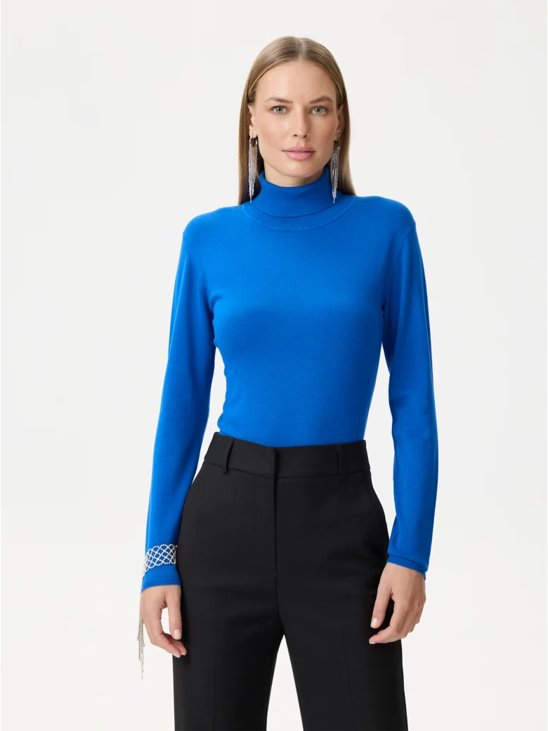 Sweter z golfem w chabrowym kolorze