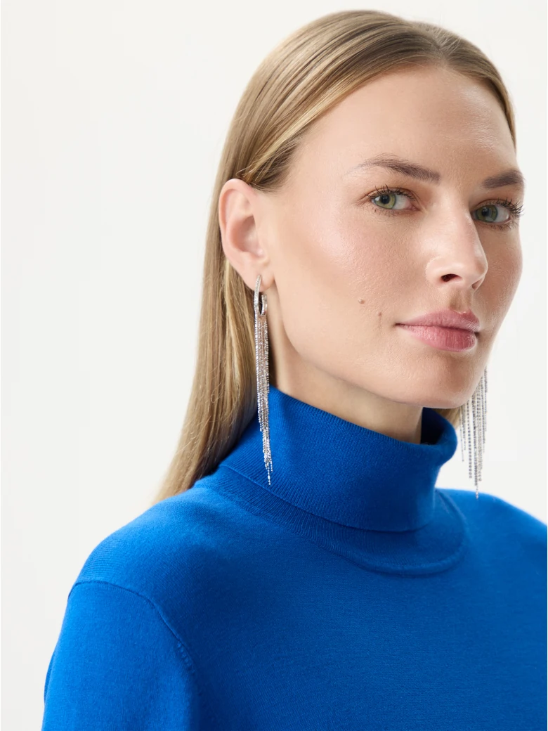 Sweter z golfem w chabrowym kolorze