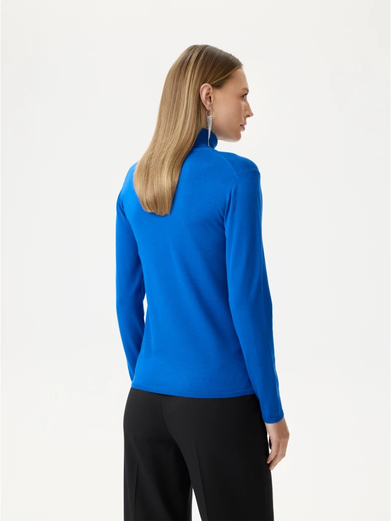 Sweter z golfem w chabrowym kolorze