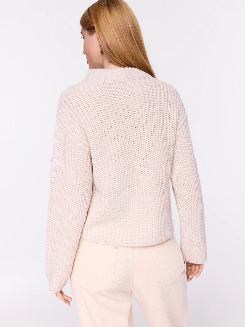 Beżowy sweter z wełną z ozdobnymi kwiatami