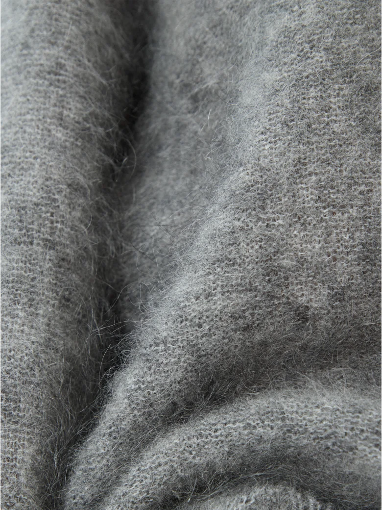 Luźny szary sweter z moherem