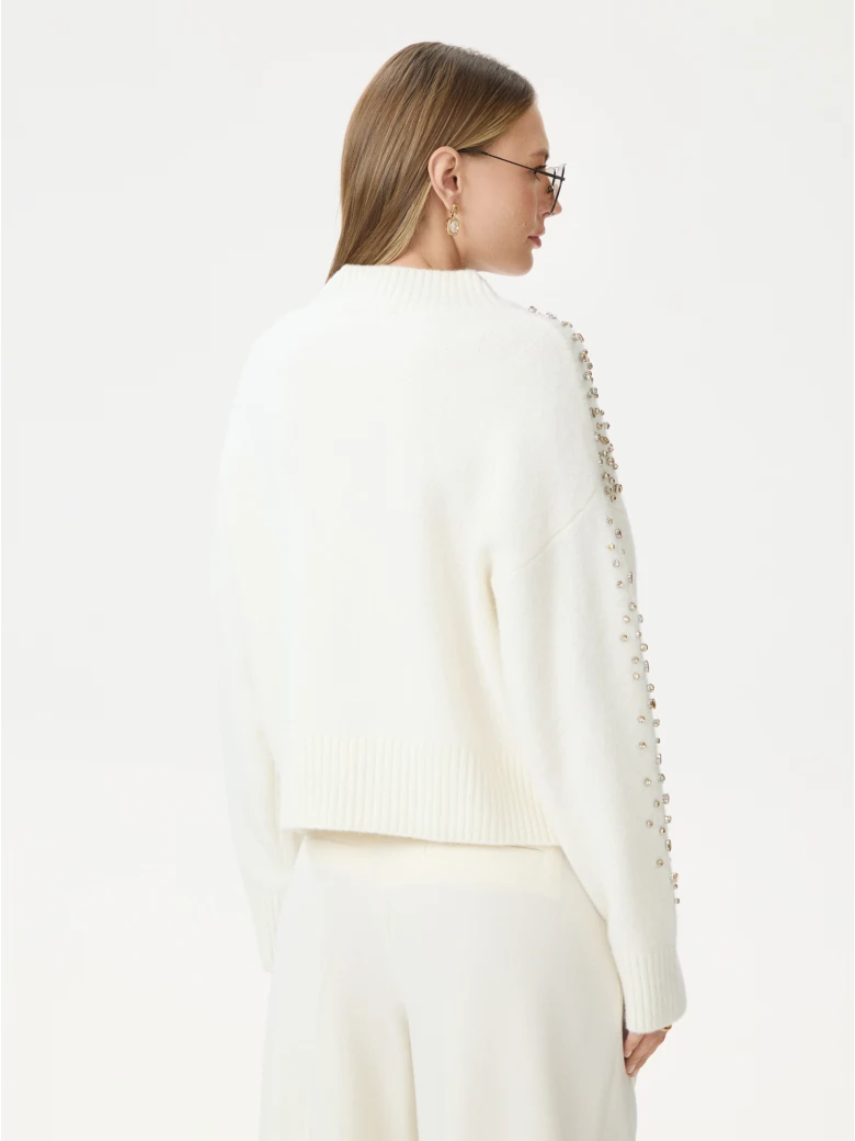 Creamy wool sweater embroidered with crystals