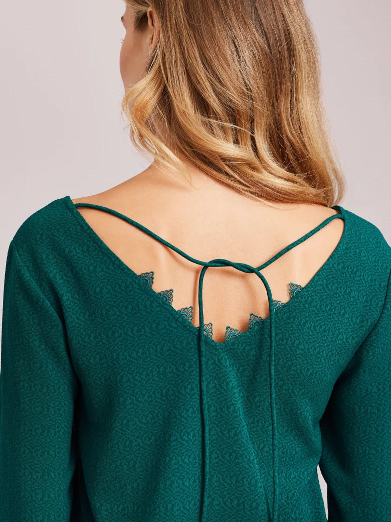 BLOUSE WITH BACK NECKLINE