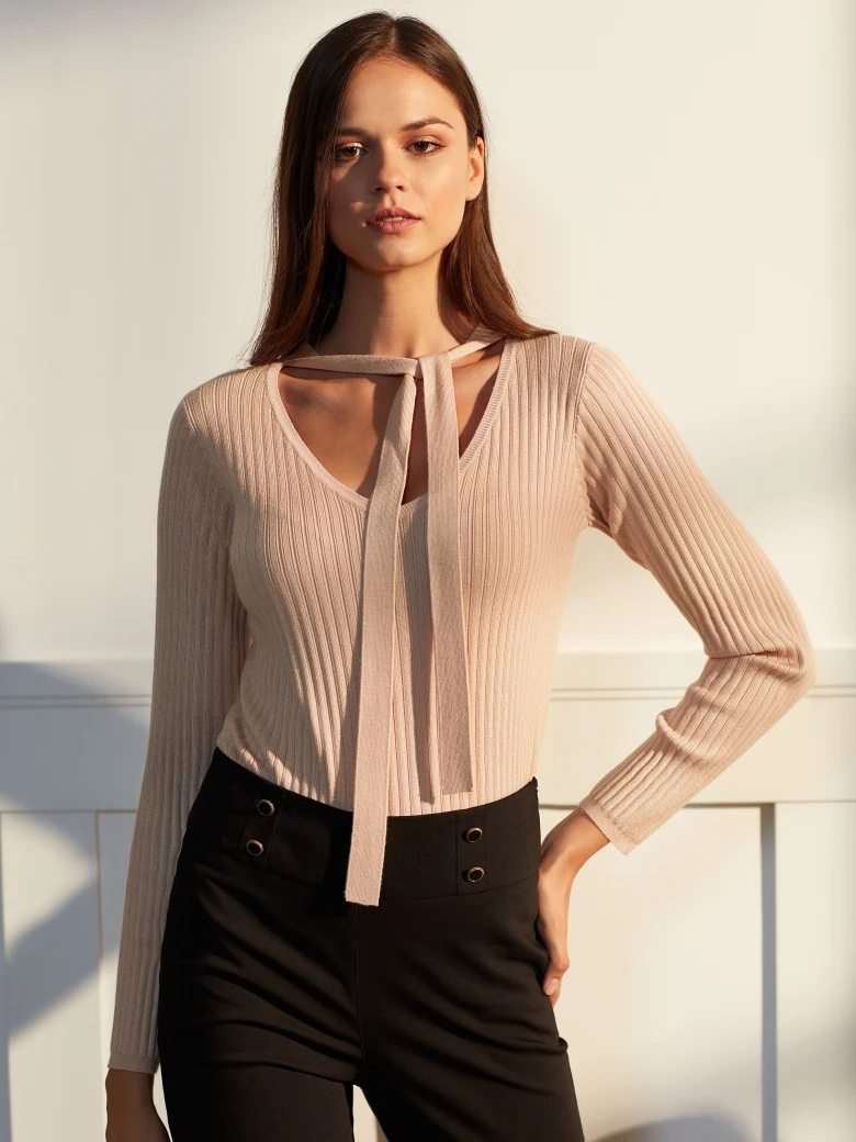 SWETER Z WIĄZANIEM PRZY DEKOLCIE
