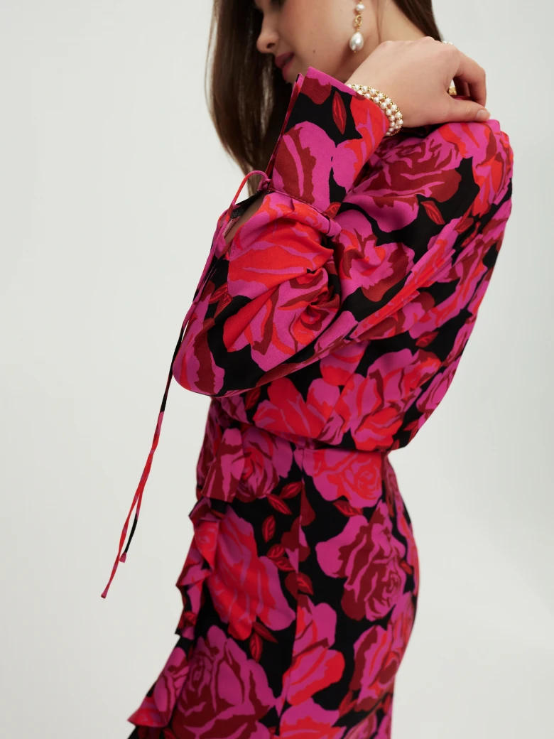 Short viscose dress with roses