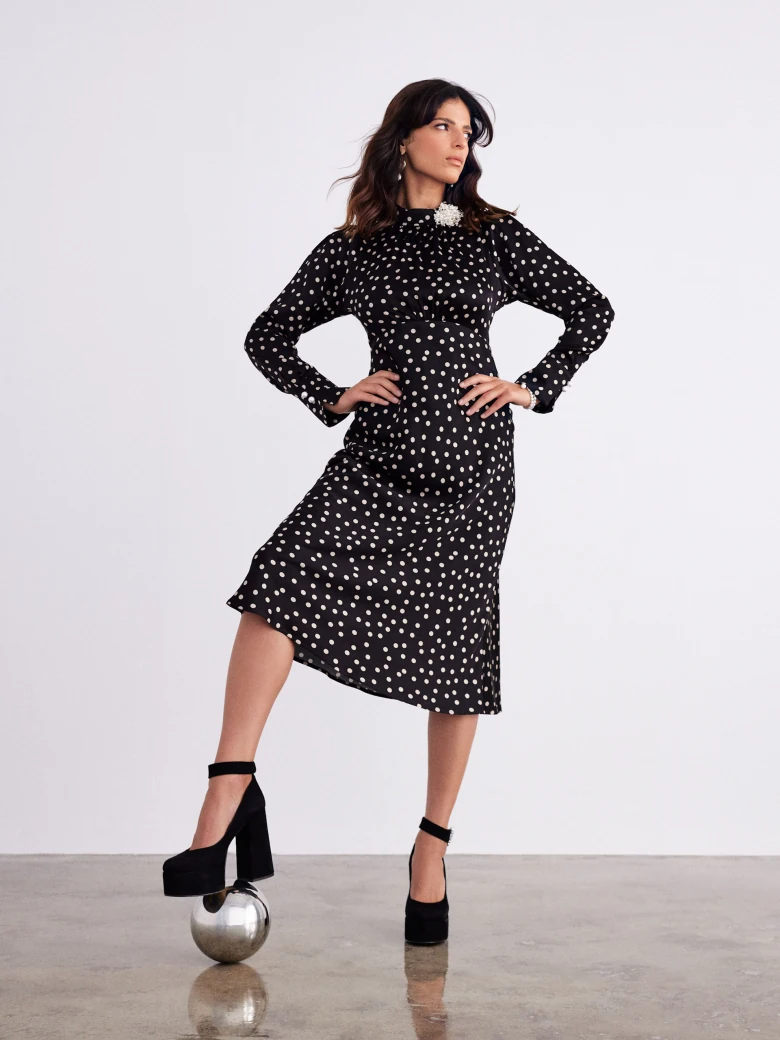 Elegant midi dress in peas with pearl brooch