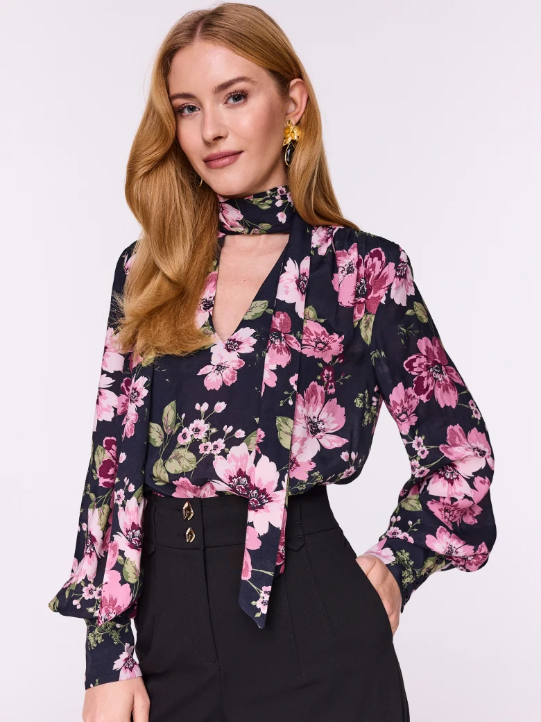 Elegancka czarna bluzka z wiskozy w kwiaty