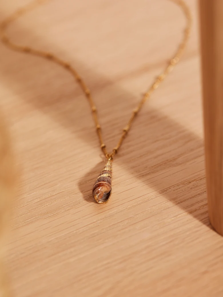 NECKLACE WITH SHELL