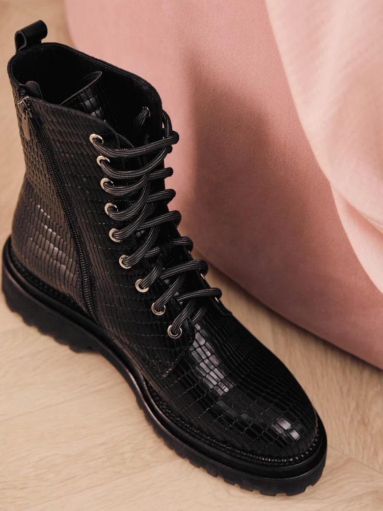 LEATHER LACE-UP TRAPPER BOOTS