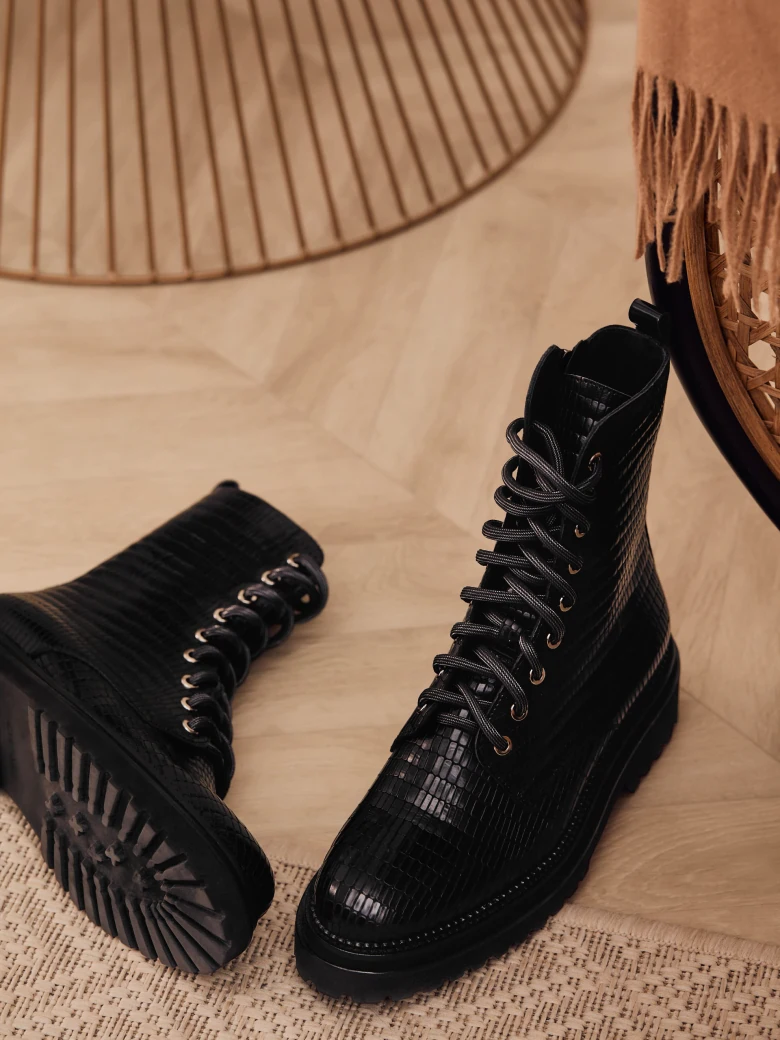 LEATHER LACE-UP TRAPPER BOOTS