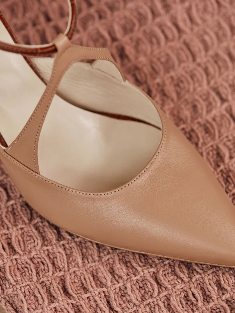 LEATHER PUMPS IN SHADES OF BEIGE AND BROWN