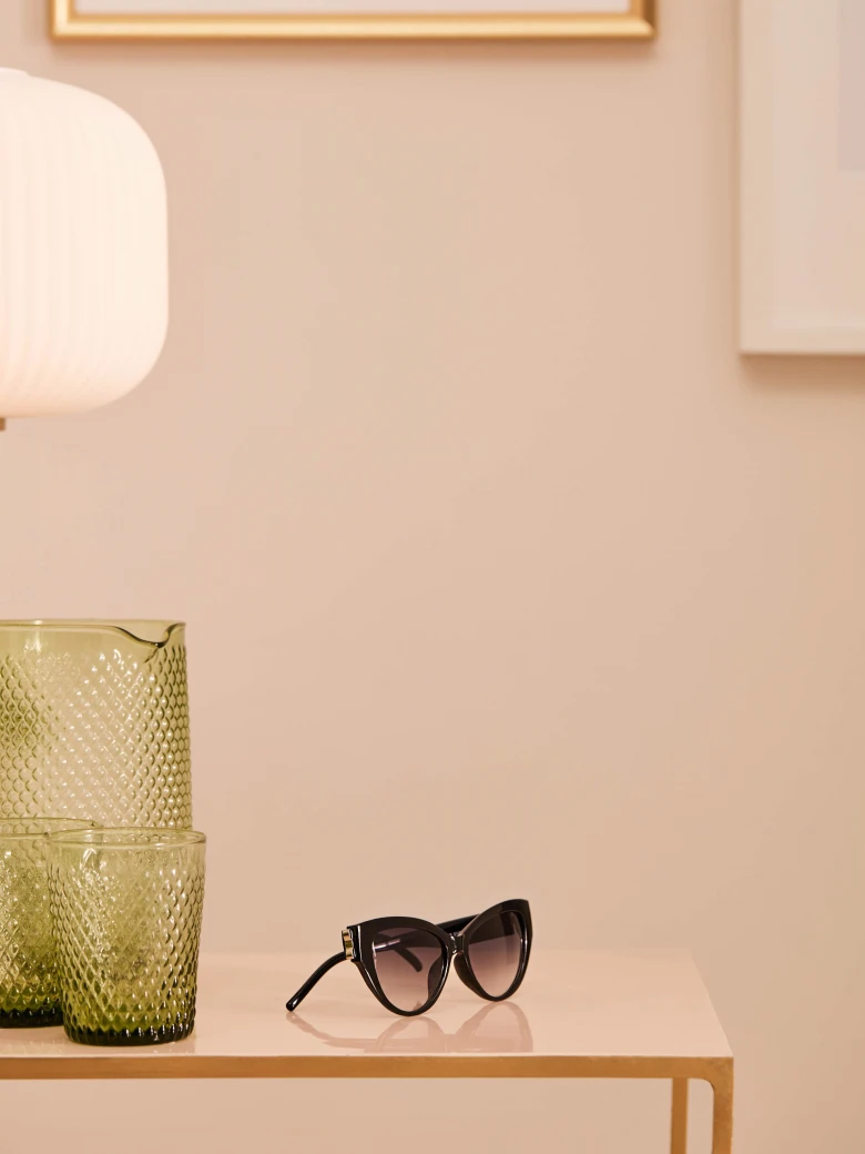 BLACK SUNGLASSES