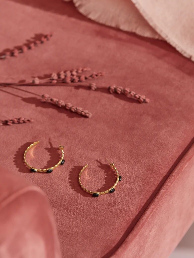 CIRCLE EARRINGS WITH BLACK STONES