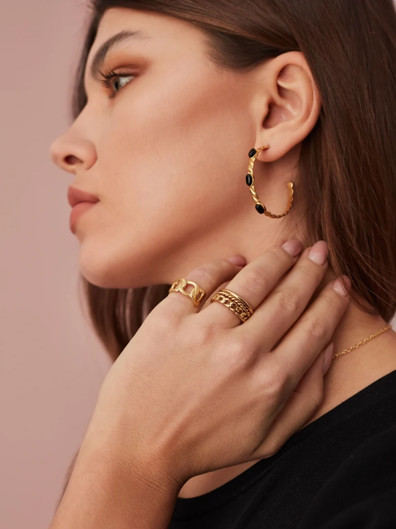 SET OF DELICATE RINGS