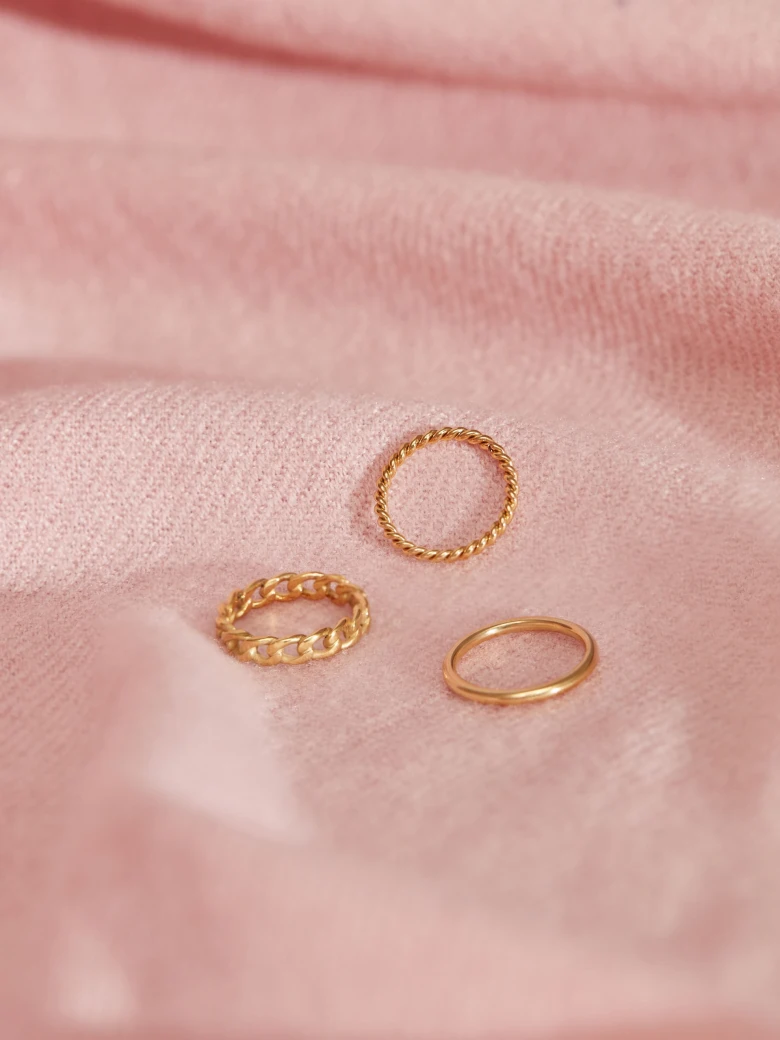 SET OF DELICATE RINGS