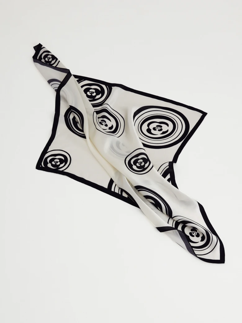 Silk gavroche in roses