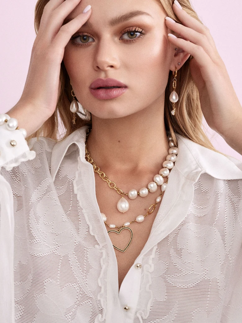 Long earrings with natural pearls