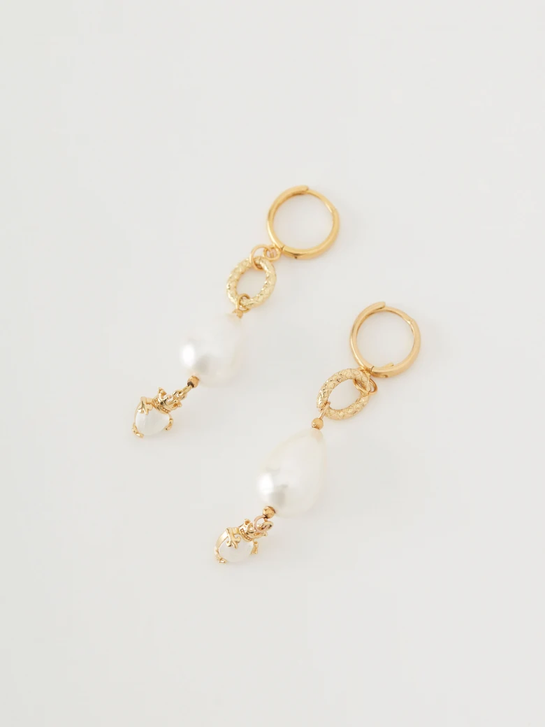 Long earrings with natural pearls