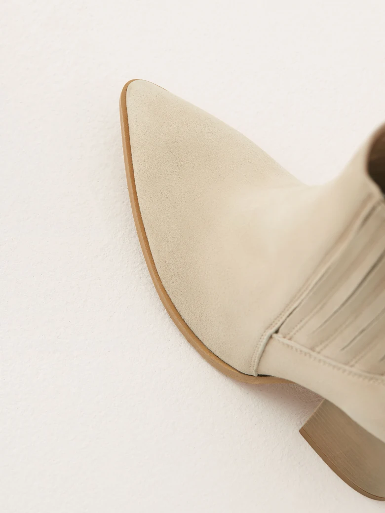 Beige leather heeled cowboy boots
