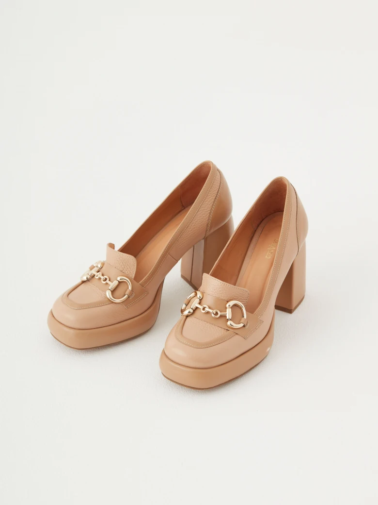 Platform pumps with buckles