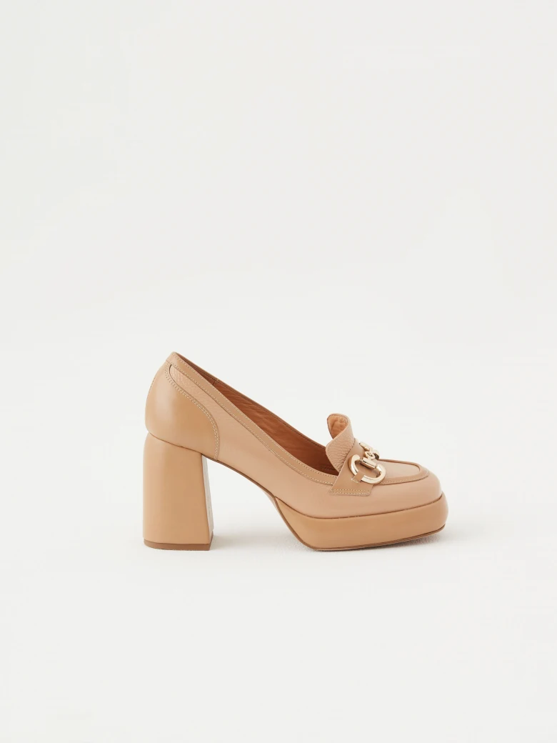 Platform pumps with buckles