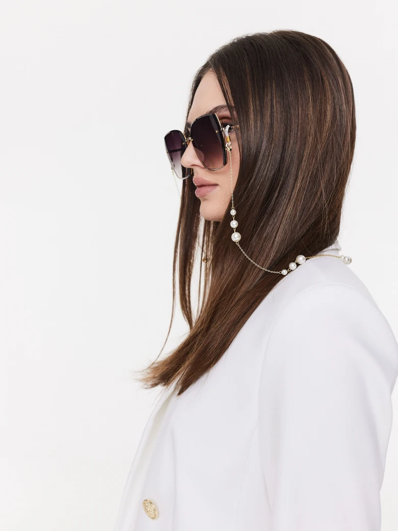 Eyeglass chain decorated with pearls