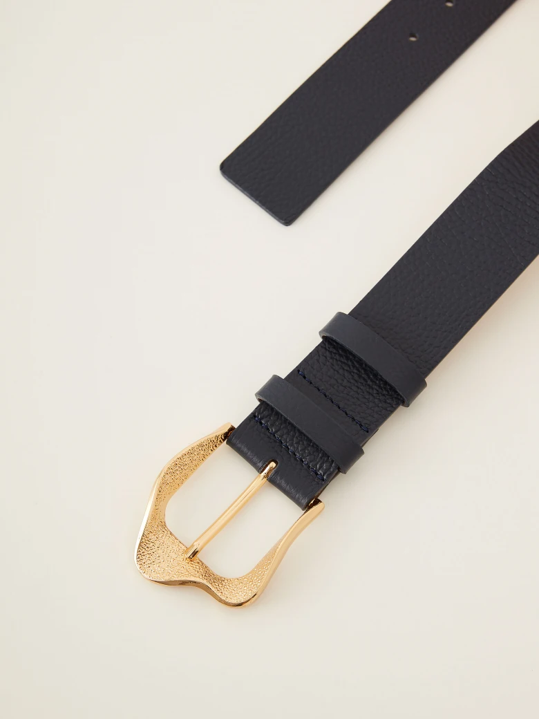 Navy belt with delicately decorative buckle