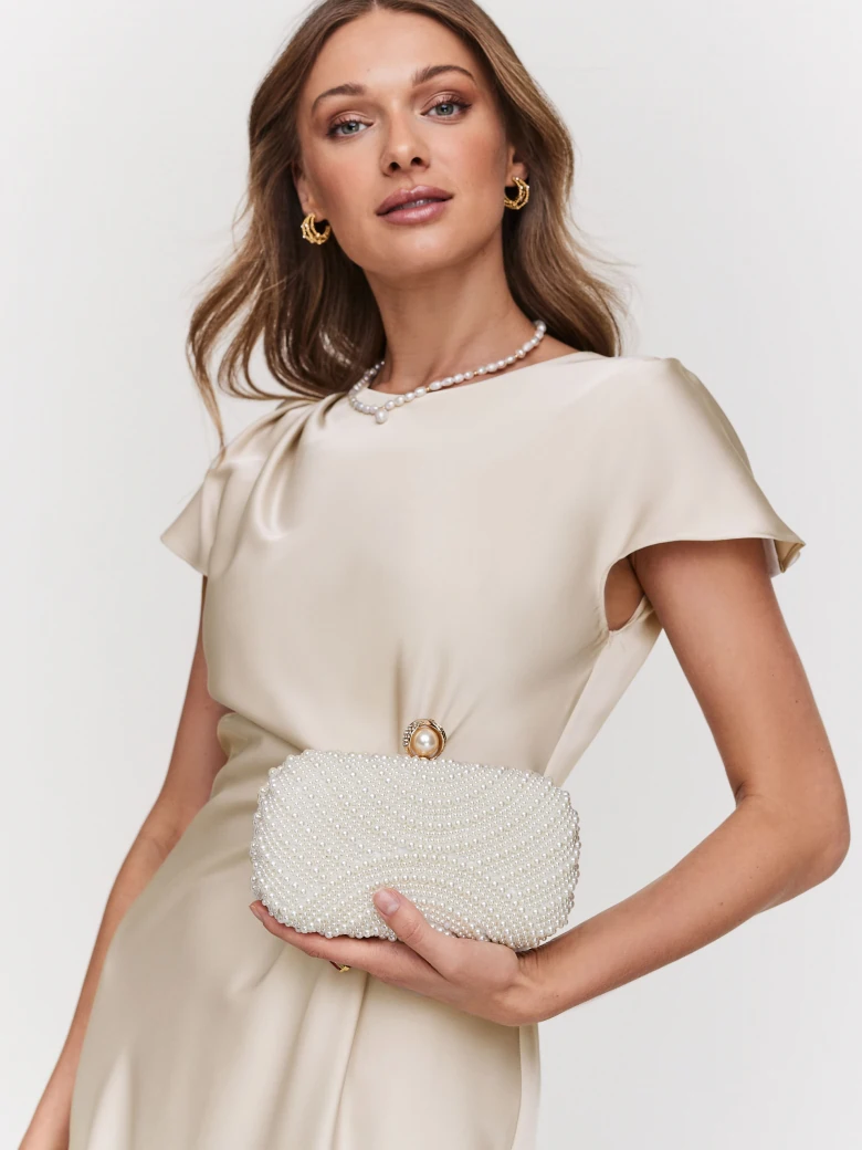 Elegancka biała torebka ozdobiona perłami