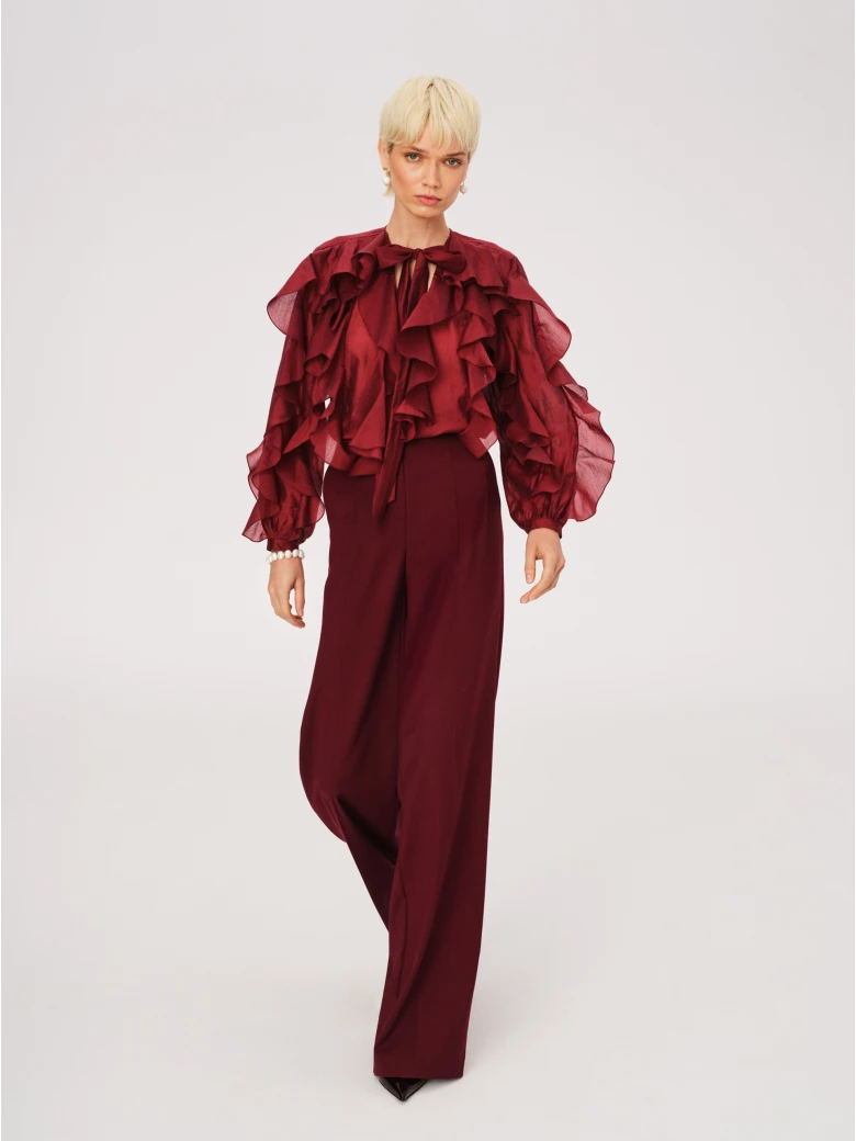 Elegancka burgundowa bluzka z falbanami