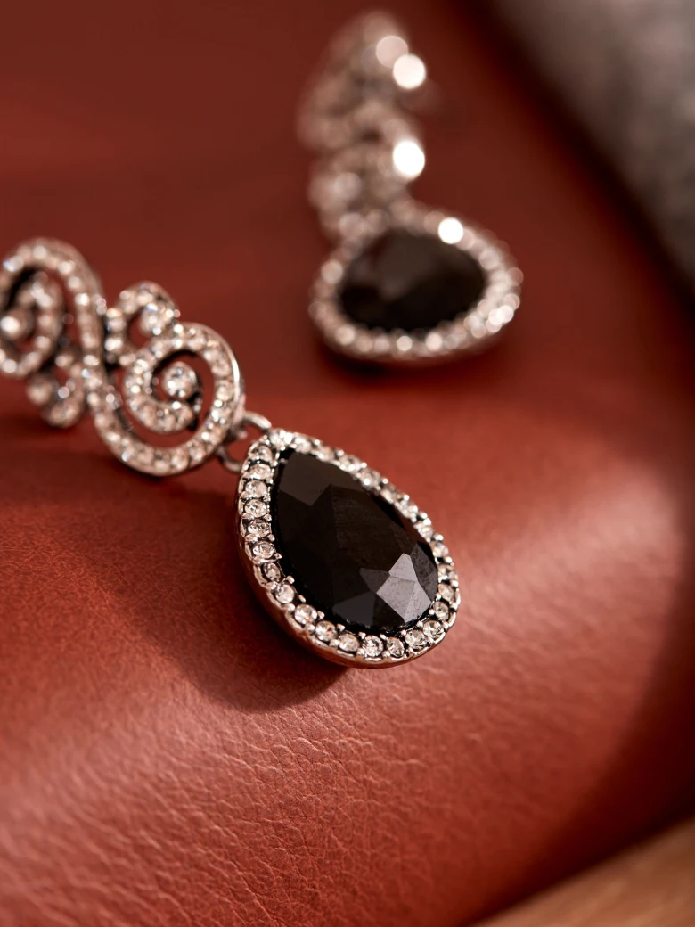 ELEGANT EARRINGS DECORATED WITH STONES