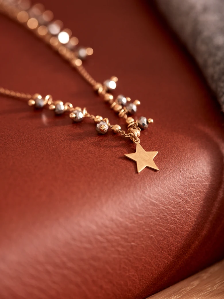 NECKLACE WITH A STAR AND STONES