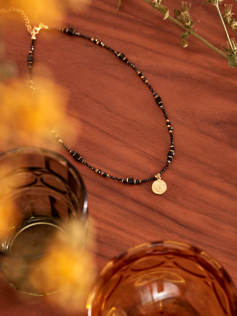 NECKLACE OF GOLD-PLATED SILVER WITH A COIN
